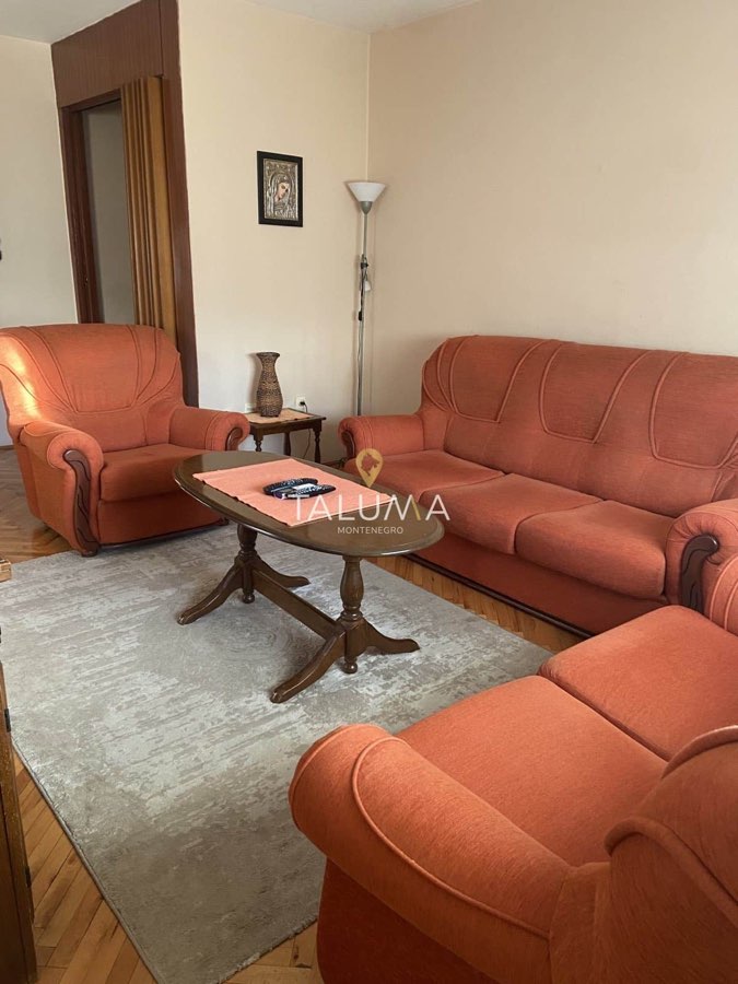 Dvosoban stan, 76 m², Cetinje, centar