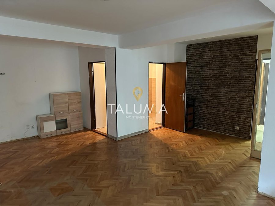 Četvorosoban stan, 95 m², Makedonsko naselje, Bar