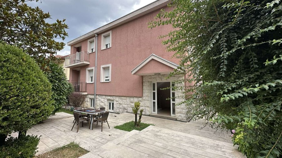 Kuća, 340 m², Gorica C, Podgorica