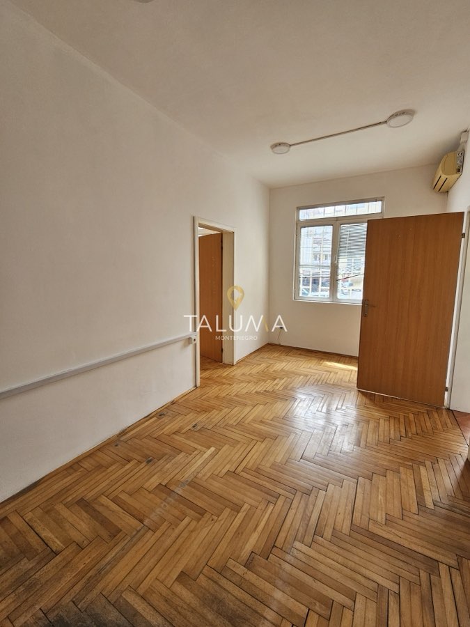 Poslovni prostor, 143 m², Podgorica, centar