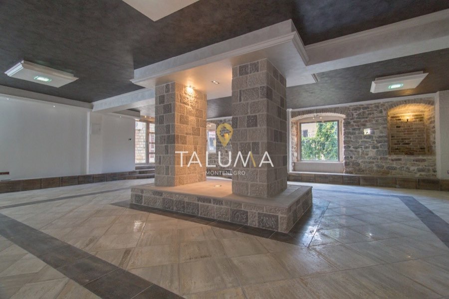Poslovni prostor, 102 m², Herceg Novi, centar