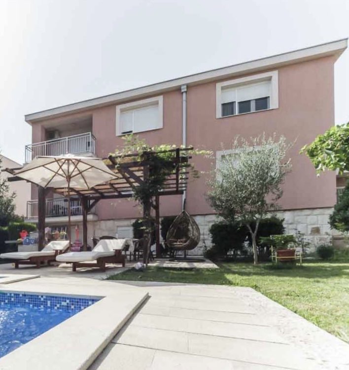 Kuća, 340 m², Gorica C, Podgorica – fotografija 2